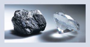 بررسی ارزش زمرد و الماس زمرد و الماس هر دو از جمله سنگ های زیبا و پر ارزش به شمار می رود. با این حال عموم مردم به دلیل تفاوت های خاصی که هر سنگ دارد آن ها را ارزش گذاری می کنند. سنگ های قیمتی معمولا با رنگ، درخشندگی، شفافیت، سختی، برش و قیمت مقایسه می شوند. این مقاله با استفاده از این عوامل این دو سنگ محبوب را مقایسه می کند. نتایج این مقایسه ها نشان می دهد که بین زمرد و الماس کدام سنگ ارزش بیشتری دارد. به طور کلی، هر چه زمرد رنگی واضح تر و درخشان تری داشته باشد دارای ارزش بیشتری می شود. اکثر زمرد ها دارای شکاف داخلی هستند، هر چه این شکاف ها کمتر باشند، زمرد ارزشمندتر است. زمرد ها در اندازه بزرگ، رنگ عمیق سبز و در برگیرنده شکاف های کمتر می تواند بسیار قیمتی و گرانبها باشد. الماس ها روز به روز و به طور پیوسته دارای ارزش بیشتری می شوند و اثری از کاهش بها در این گوهر شگفت انگیز مشاهده نمی شود. ارزش الماس بستگی به عواملی همچون شفافیت، نحوه برش و رنگ آن دارد. تفاوت زمرد و الماس در رنگ مقایسه الماس زمرد با رنگ آغاز می شود. اولین چیزی که در نگاه کردن به سنگ های قیمتی نظر مردم را جلب می کند رنگ مطلوب سنگ است. الماس باید روشن و شفاف باشد، در حالی که زمرد ها یک رنگسبز عمیق دارند. در حالی که رنگ ها متفاوت هستند، هنوز یک ویژگی مشابه دارند. مردم برای هر سنگ رنگ خاصی را ترجیح می دهند. زمرد هر چه تیره تر باشد دارای ارزش بیشتری می شود. الماس در حالت شفاف و روشن ارزشمند تر است اما جزو گوهر های کمیاب محسوب نمی شود. این مقایسه رنگی نشان دهنده این است که زمرد در رنگ خاص و گرانبها خود از ارزش بیشتری نسبت به الماس های شفاف برخوردار است. تفاوت زمرد و الماس در درخشندگی درخشندگی سنگ های قیمتی بسته به فرایند ها و کار های متعددی است. این موضوع باعث می شود تا درخشندگی ویژگی بسیار مهمی برای مقایسه سنگ های قیمتی در نظر گرفته شود. میزان درخشندگی بسته به نوع سنگ ها می تواند متفاوت باشد. بنابر این موضوع، سطح الماس باعث می شود تا این گوهر دارای درخشندگی بیشتری باشد. تفاوت زمرد و الماس در شفافیت شفافیت نیز یکی از مقیاس های اندازه گیری بین زمرد و الماس به شمار می رود. شاخص اندازه گیری (RI (refractive index مشخص می کند که یک سنگ تا چه حد نور را از خود عبور می دهد. هرچه درجه این شاخص بیشتر باشد سنگ دارای ارزش بیشتری می شود. الماس دارای شاخص نسبتا بالای ۲.۴ است. زمرد نیز در این مقیاس دارای شاخص ۱.۵۷ می باشد. مشخص است که الماس ها به طور متوسط ارزش RI بالاتری دارند. هنوز مواردی وجود دارد که باید در نظر گرفته شوند. اگر برای انتخاب سنگ مورد نظر فیلتر شفافیت را در نظر بگیریم، الماس راحت تر یافت می شود. بنابراین در مورد این ویژگی زمرد سنگ کمیاب تری به شمار می رود. تفاوت زمرد و الماس در سختی یکی دیگر از مواردی که می توان برای مقایسه بین زمرد و الماس استفاده کرد میزان درجه سختی است. الماس ها معمولا سختی بسیاری دارند و در کل یکی از ویژگی های بارز الماس ها درجه سختی آن ها می باشد. سختی سنگ ها معمولا در درجه بندی موس Mohs مشخص می شوند. در مقاله سختی سنگ ها می توانید اطلاعات کامل تری نسبت به سختی سنگ ها به دست آورید. الماس ها در رده بالای این درجه بندی قرار می گیرند و رتبه  10 را دارند. در این مقیاس زمرد از رقیب خود پایین تر قرار می گیرد. به هر حال، سختی نیز با دوام مترادف است. و دوام سرمایه گذاری اهمیت بیشتری نسبت به احتمال وجود آن در طبیعت دارد. به این ترتیب بین زمرد و الماس، این مقیاس به نفع الماس است و برای پوشش و در معرض دید قرار گرفتن کاربردی تر است. تفاوت زمرد و الماس در وضوح و ناخالصی وضوح یک سنگ به میزان وجود ناخالصی هایی است که آن ها در بر می گیرند. هر گوهری که در طبیعت شکل گرفته است دارای مقداری از ناخالصی ها می باشد. اما مقایسه بین زمرد و الماس به دو شکل متفاوت انجام می گیرد.